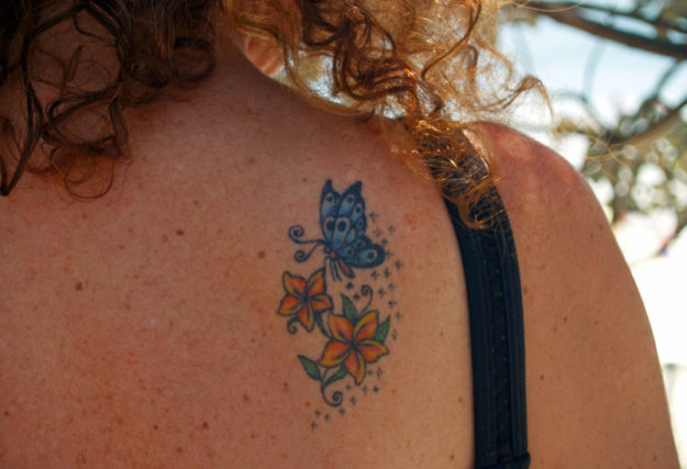 Летни грижи за кожата при хора с татуировки